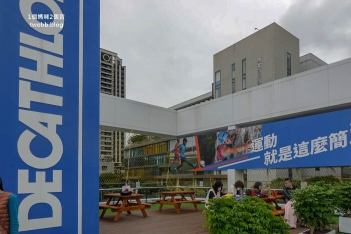 【新北景點| 迪卡儂三重旗艦店-雙北市面積最大旗艦店,互動式運動裝置體驗單車、跑步運動,也有VR大螢幕體驗球類運動。 - 1個媽咪2個寶