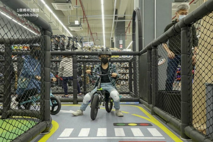 【新北景點| 迪卡儂三重旗艦店-雙北市面積最大旗艦店,互動式運動裝置體驗單車、跑步運動,也有VR大螢幕體驗球類運動。 - 1個媽咪2個寶