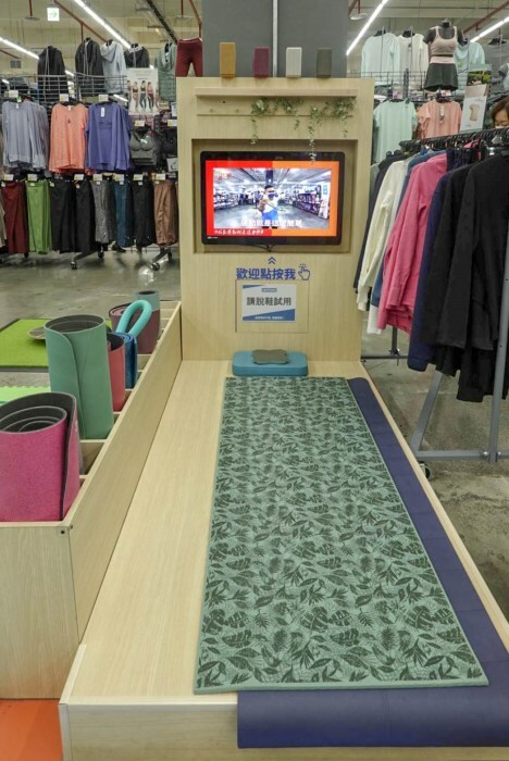 【新北景點| 迪卡儂三重旗艦店-雙北市面積最大旗艦店,互動式運動裝置體驗單車、跑步運動,也有VR大螢幕體驗球類運動。 - 1個媽咪2個寶