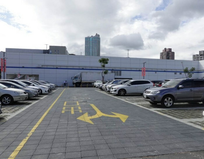 【新北景點| 迪卡儂三重旗艦店-雙北市面積最大旗艦店,互動式運動裝置體驗單車、跑步運動,也有VR大螢幕體驗球類運動。 - 1個媽咪2個寶