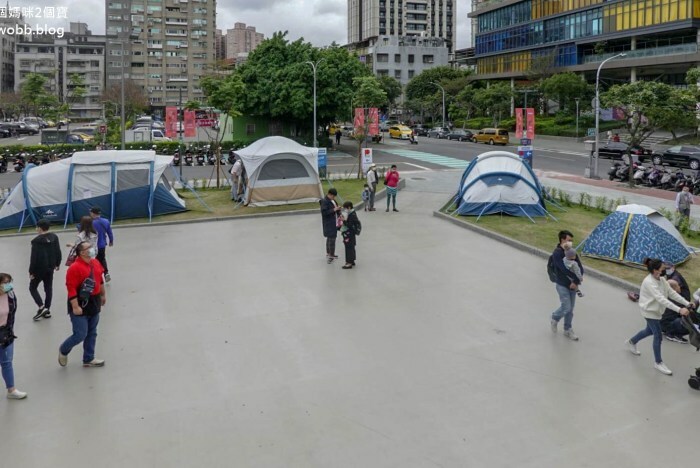 【新北景點| 迪卡儂三重旗艦店-雙北市面積最大旗艦店,互動式運動裝置體驗單車、跑步運動,也有VR大螢幕體驗球類運動。 - 1個媽咪2個寶