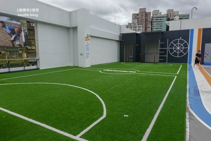 【新北景點| 迪卡儂三重旗艦店-雙北市面積最大旗艦店,互動式運動裝置體驗單車、跑步運動,也有VR大螢幕體驗球類運動。 - 1個媽咪2個寶