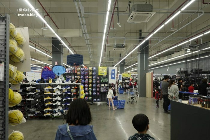 【新北景點| 迪卡儂三重旗艦店-雙北市面積最大旗艦店,互動式運動裝置體驗單車、跑步運動,也有VR大螢幕體驗球類運動。 - 1個媽咪2個寶