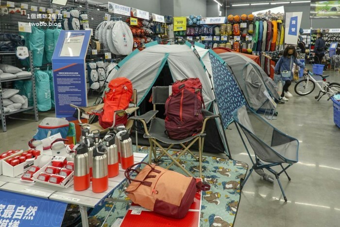 【新北景點| 迪卡儂三重旗艦店-雙北市面積最大旗艦店,互動式運動裝置體驗單車、跑步運動,也有VR大螢幕體驗球類運動。 - 1個媽咪2個寶