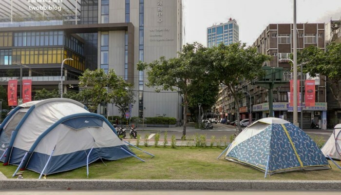 【新北景點| 迪卡儂三重旗艦店-雙北市面積最大旗艦店,互動式運動裝置體驗單車、跑步運動,也有VR大螢幕體驗球類運動。 - 1個媽咪2個寶