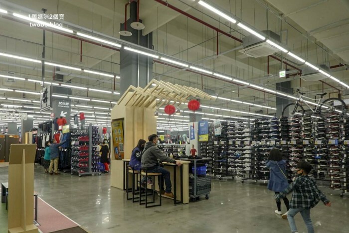 【新北景點| 迪卡儂三重旗艦店-雙北市面積最大旗艦店,互動式運動裝置體驗單車、跑步運動,也有VR大螢幕體驗球類運動。 - 1個媽咪2個寶
