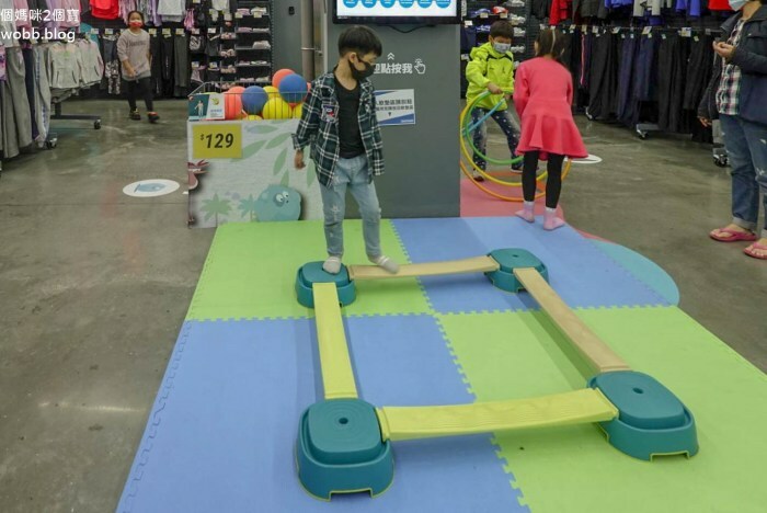 【新北景點| 迪卡儂三重旗艦店-雙北市面積最大旗艦店,互動式運動裝置體驗單車、跑步運動,也有VR大螢幕體驗球類運動。 - 1個媽咪2個寶