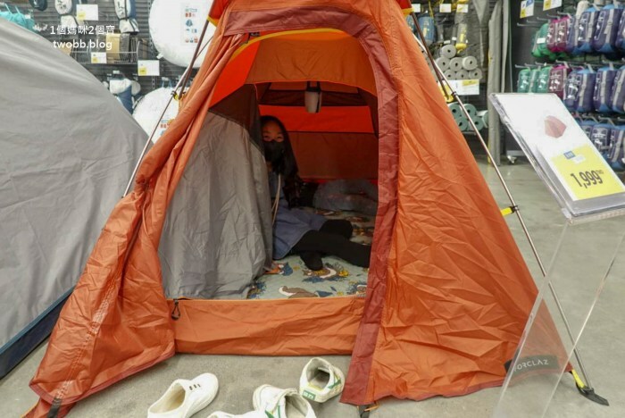 【新北景點| 迪卡儂三重旗艦店-雙北市面積最大旗艦店,互動式運動裝置體驗單車、跑步運動,也有VR大螢幕體驗球類運動。 - 1個媽咪2個寶