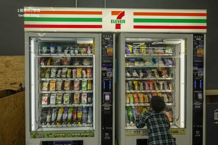 【新北景點| 迪卡儂三重旗艦店-雙北市面積最大旗艦店,互動式運動裝置體驗單車、跑步運動,也有VR大螢幕體驗球類運動。 - 1個媽咪2個寶