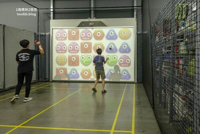 【新北景點| 迪卡儂三重旗艦店-雙北市面積最大旗艦店,互動式運動裝置體驗單車、跑步運動,也有VR大螢幕體驗球類運動。 - 1個媽咪2個寶