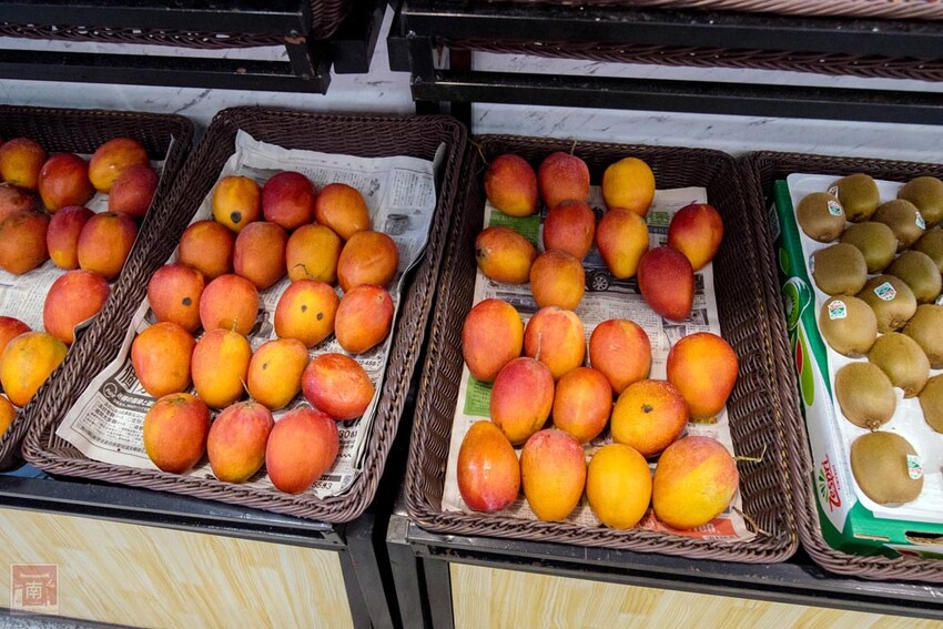 【臺南美食】滿滿古早味的番茄及綜合水果切盤,季節限定芒果雪花冰搭配莫凡比冰淇淋,還有隱藏版冰品~品馨冰菓室 - 南人幫