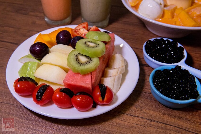 【臺南美食】滿滿古早味的番茄及綜合水果切盤,季節限定芒果雪花冰搭配莫凡比冰淇淋,還有隱藏版冰品~品馨冰菓室 - 南人幫