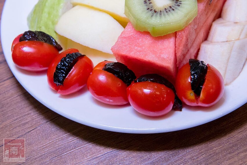 【臺南美食】滿滿古早味的番茄及綜合水果切盤,季節限定芒果雪花冰搭配莫凡比冰淇淋,還有隱藏版冰品~品馨冰菓室 - 南人幫