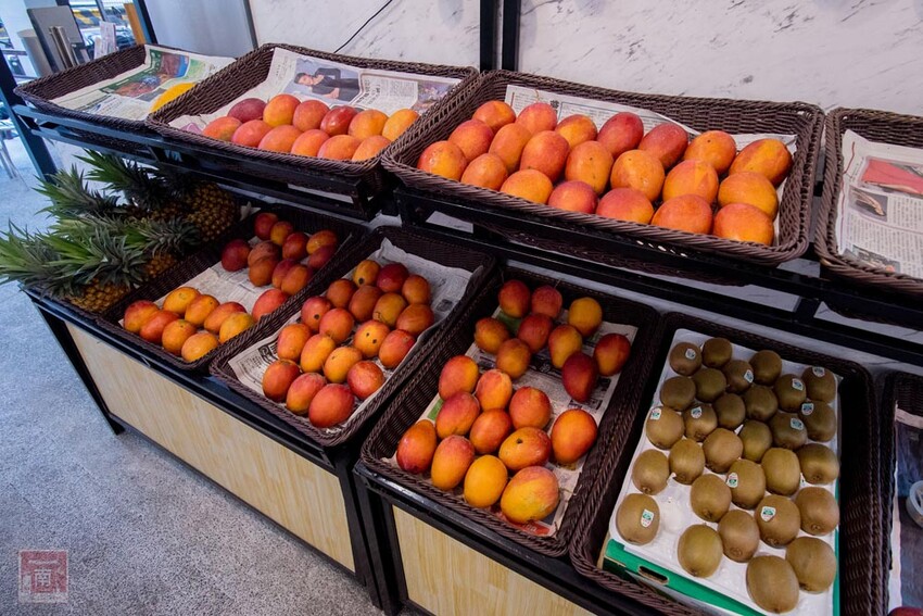 【臺南美食】滿滿古早味的番茄及綜合水果切盤,季節限定芒果雪花冰搭配莫凡比冰淇淋,還有隱藏版冰品~品馨冰菓室 - 南人幫