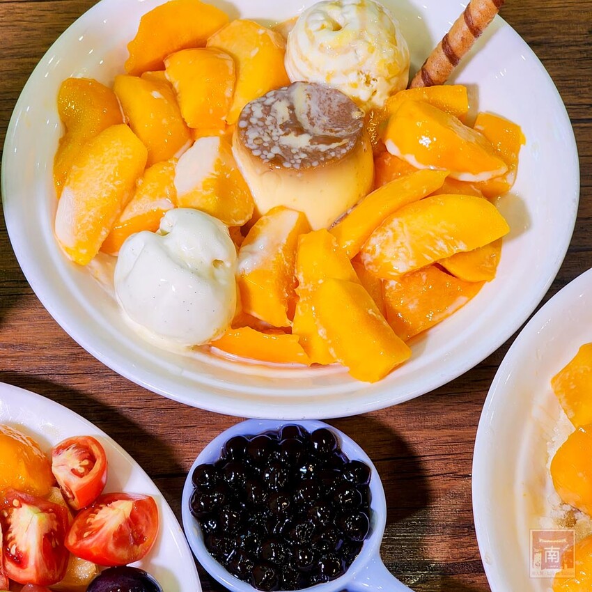 【臺南美食】滿滿古早味的番茄及綜合水果切盤,季節限定芒果雪花冰搭配莫凡比冰淇淋,還有隱藏版冰品~品馨冰菓室 - 南人幫