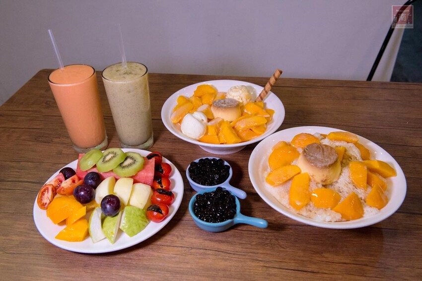 【臺南美食】滿滿古早味的番茄及綜合水果切盤,季節限定芒果雪花冰搭配莫凡比冰淇淋,還有隱藏版冰品~品馨冰菓室 - 南人幫