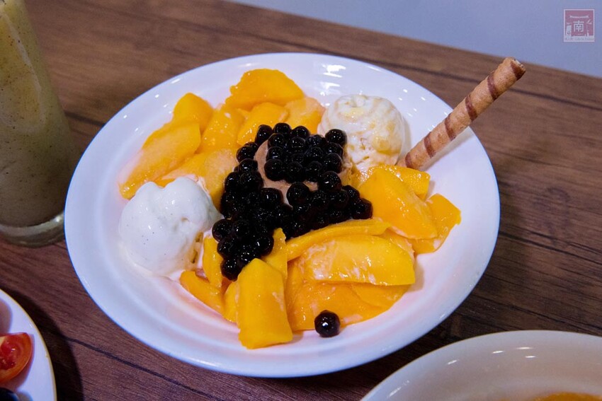 【臺南美食】滿滿古早味的番茄及綜合水果切盤,季節限定芒果雪花冰搭配莫凡比冰淇淋,還有隱藏版冰品~品馨冰菓室 - 南人幫