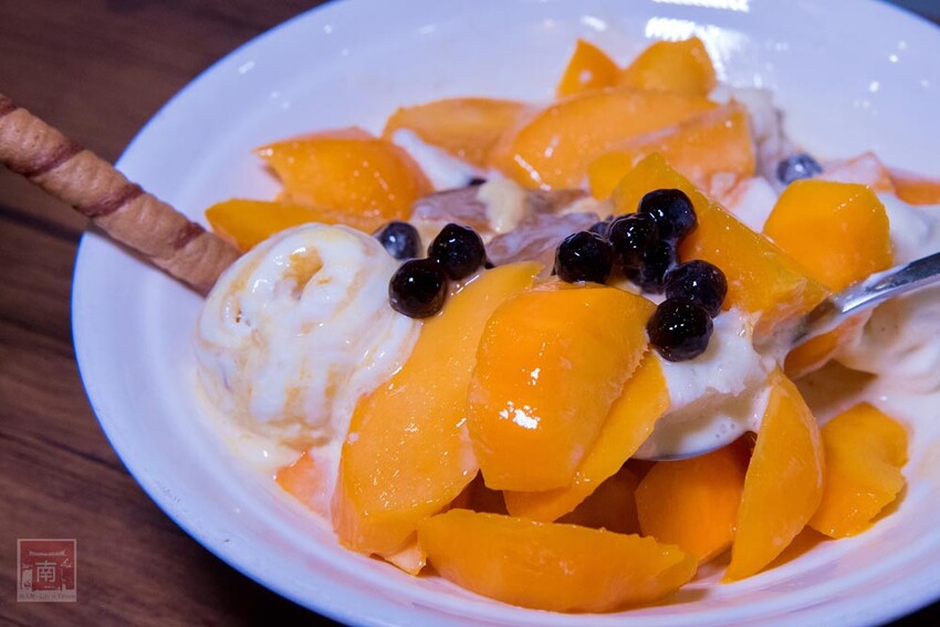 【臺南美食】滿滿古早味的番茄及綜合水果切盤,季節限定芒果雪花冰搭配莫凡比冰淇淋,還有隱藏版冰品~品馨冰菓室 - 南人幫