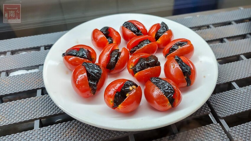 【臺南美食】滿滿古早味的番茄及綜合水果切盤,季節限定芒果雪花冰搭配莫凡比冰淇淋,還有隱藏版冰品~品馨冰菓室 - 南人幫