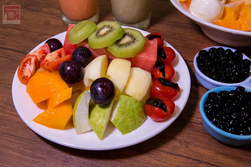 【臺南美食】滿滿古早味的番茄及綜合水果切盤,季節限定芒果雪花冰搭配莫凡比冰淇淋,還有隱藏版冰品~品馨冰菓室 - 南人幫