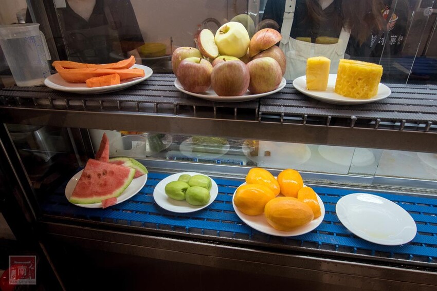 【臺南美食】滿滿古早味的番茄及綜合水果切盤,季節限定芒果雪花冰搭配莫凡比冰淇淋,還有隱藏版冰品~品馨冰菓室 - 南人幫