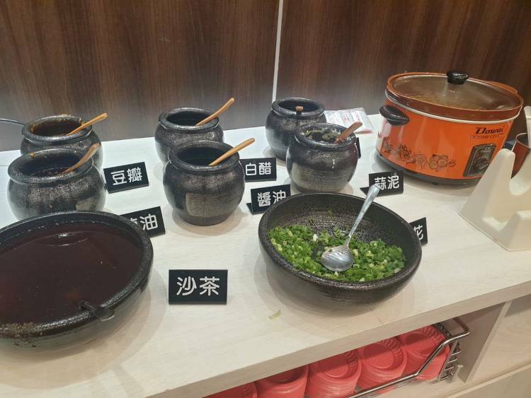 【新北美食｜ 鶯歌-鍋老闆百元頂級鍋物，料多實惠，自助吧設有冰品及滷肉飯。 - 1個媽咪2個寶
