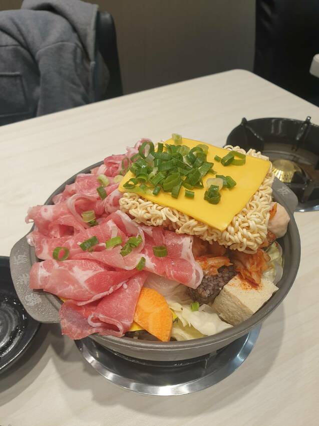 【新北美食｜ 鶯歌-鍋老闆百元頂級鍋物，料多實惠，自助吧設有冰品及滷肉飯。 - 1個媽咪2個寶