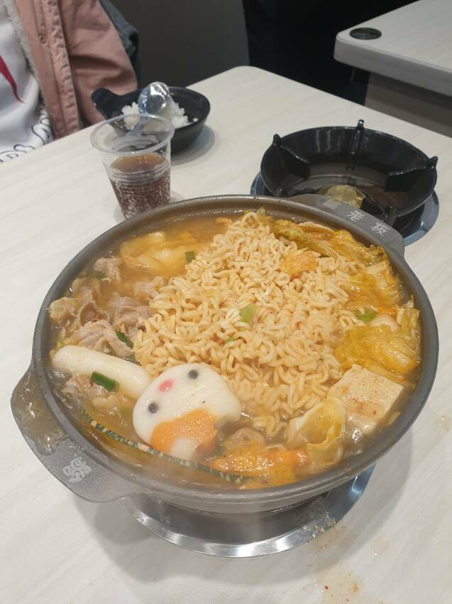 【新北美食｜ 鶯歌-鍋老闆百元頂級鍋物，料多實惠，自助吧設有冰品及滷肉飯。 - 1個媽咪2個寶