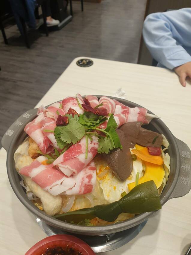 【新北美食｜ 鶯歌-鍋老闆百元頂級鍋物，料多實惠，自助吧設有冰品及滷肉飯。 - 1個媽咪2個寶
