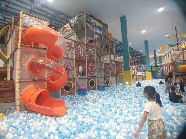 【嘉義|棒棒鯨奇樂園】全新開幕!位在嘉義太保,鄰近故宮南院,超大球池與刺激的90度溜滑梯! - 1個媽咪2個寶