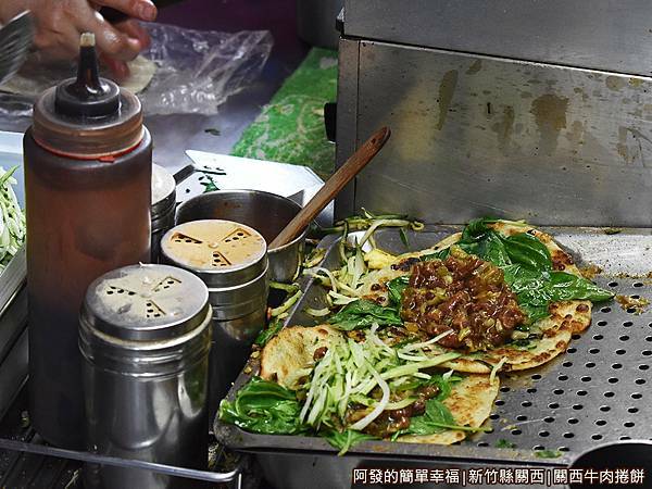 關西牛肉捲餅06-放牛肉絲小黃瓜絲.JPG