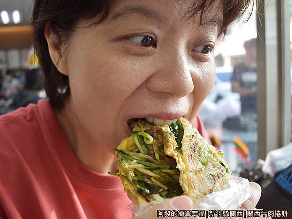 關西牛肉捲餅15-趁熱吃.JPG