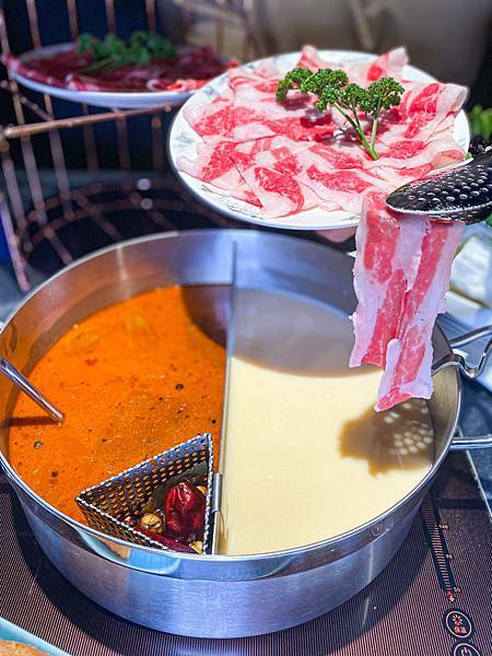 (台北南京復興站)湊一鍋Get Together南京微風店 台北火鍋推薦 高CP值火鍋 亞洲特色鍋底 獨特七格鍋 時尚環境舒適 食材優質美味好吃