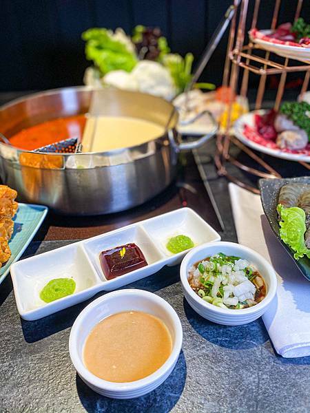 (台北南京復興站)湊一鍋Get Together南京微風店 台北火鍋推薦 高CP值火鍋 亞洲特色鍋底 獨特七格鍋 時尚環境舒適 食材優質美味好吃