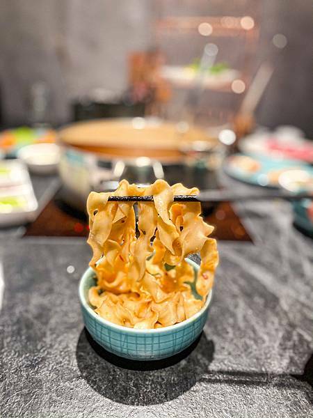 (台北南京復興站)湊一鍋Get Together南京微風店 台北火鍋推薦 高CP值火鍋 亞洲特色鍋底 獨特七格鍋 時尚環境舒適 食材優質美味好吃