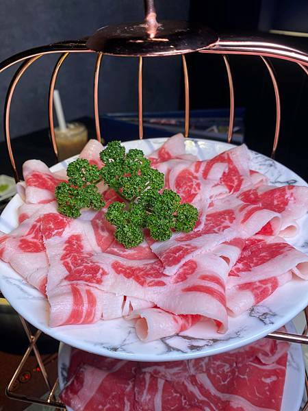 (台北南京復興站)湊一鍋Get Together南京微風店 台北火鍋推薦 高CP值火鍋 亞洲特色鍋底 獨特七格鍋 時尚環境舒適 食材優質美味好吃