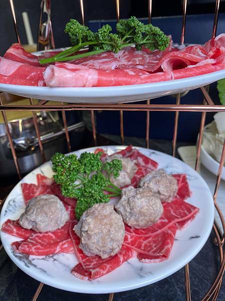 (台北南京復興站)湊一鍋Get Together南京微風店 台北火鍋推薦 高CP值火鍋 亞洲特色鍋底 獨特七格鍋 時尚環境舒適 食材優質美味好吃