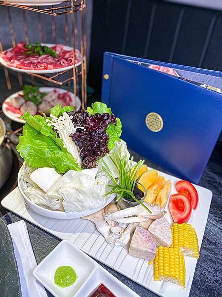 (台北南京復興站)湊一鍋Get Together南京微風店 台北火鍋推薦 高CP值火鍋 亞洲特色鍋底 獨特七格鍋 時尚環境舒適 食材優質美味好吃