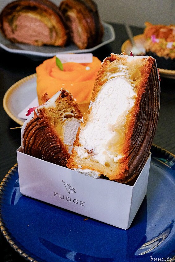 法奇甜點爆漿巧克力可頌，人氣法式甜點新推出奶油可頌好酥脆，抹茶、荔枝紐約捲好吃也好拍！