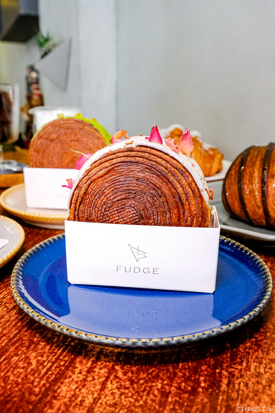 法奇甜點爆漿巧克力可頌，人氣法式甜點新推出奶油可頌好酥脆，抹茶、荔枝紐約捲好吃也好拍！