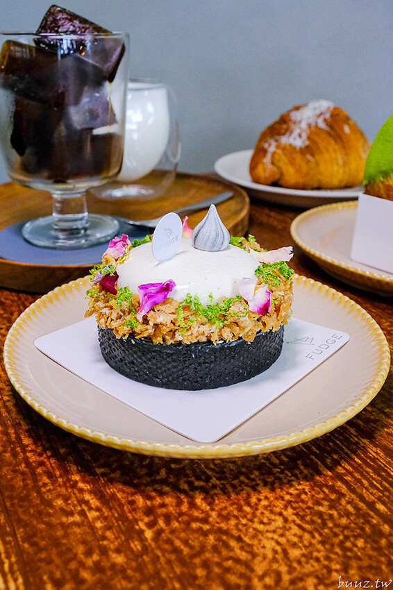 法奇甜點爆漿巧克力可頌，人氣法式甜點新推出奶油可頌好酥脆，抹茶、荔枝紐約捲好吃也好拍！