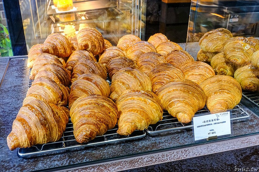 法奇甜點爆漿巧克力可頌，人氣法式甜點新推出奶油可頌好酥脆，抹茶、荔枝紐約捲好吃也好拍！