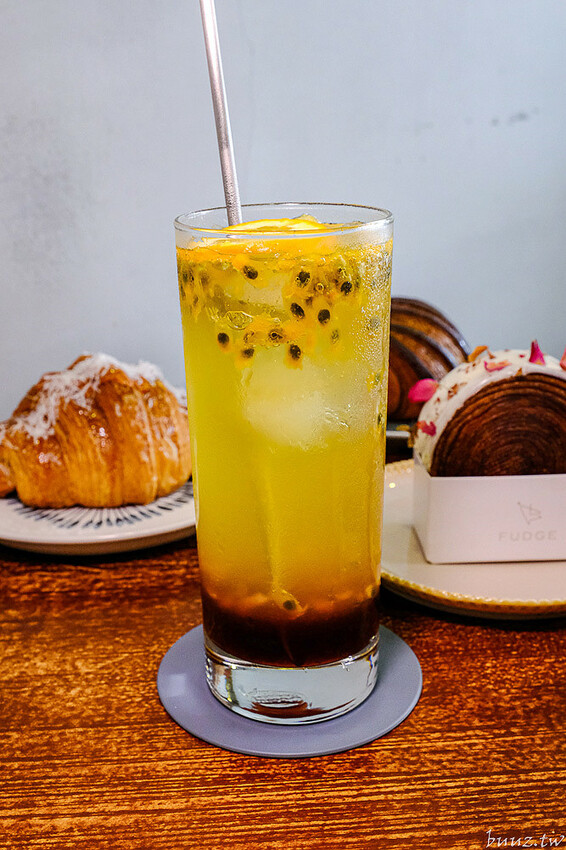 法奇甜點爆漿巧克力可頌，人氣法式甜點新推出奶油可頌好酥脆，抹茶、荔枝紐約捲好吃也好拍！