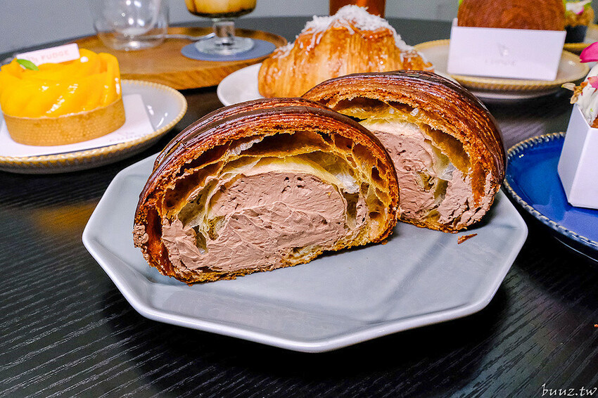 法奇甜點爆漿巧克力可頌，人氣法式甜點新推出奶油可頌好酥脆，抹茶、荔枝紐約捲好吃也好拍！