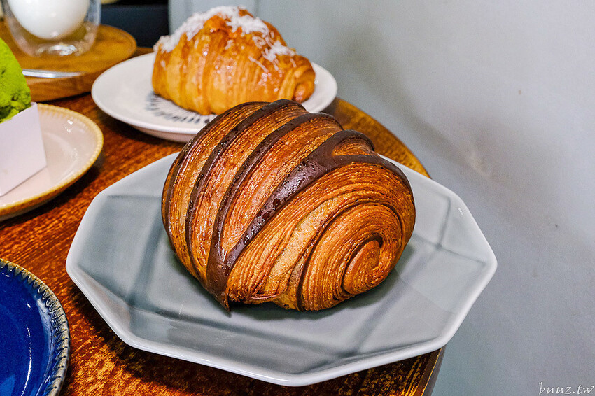 法奇甜點爆漿巧克力可頌，人氣法式甜點新推出奶油可頌好酥脆，抹茶、荔枝紐約捲好吃也好拍！