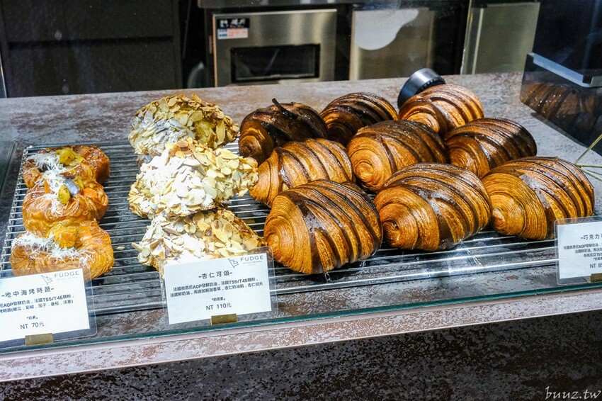 法奇甜點爆漿巧克力可頌，人氣法式甜點新推出奶油可頌好酥脆，抹茶、荔枝紐約捲好吃也好拍！