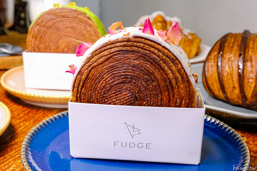 法奇甜點爆漿巧克力可頌，人氣法式甜點新推出奶油可頌好酥脆，抹茶、荔枝紐約捲好吃也好拍！