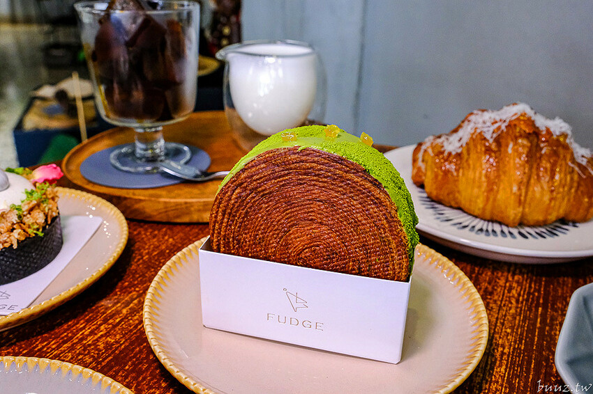 法奇甜點爆漿巧克力可頌，人氣法式甜點新推出奶油可頌好酥脆，抹茶、荔枝紐約捲好吃也好拍！