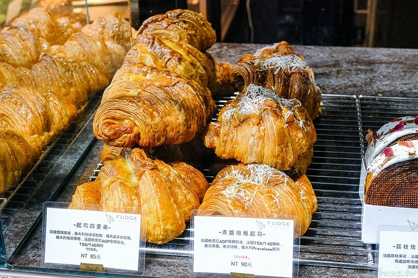 法奇甜點爆漿巧克力可頌，人氣法式甜點新推出奶油可頌好酥脆，抹茶、荔枝紐約捲好吃也好拍！