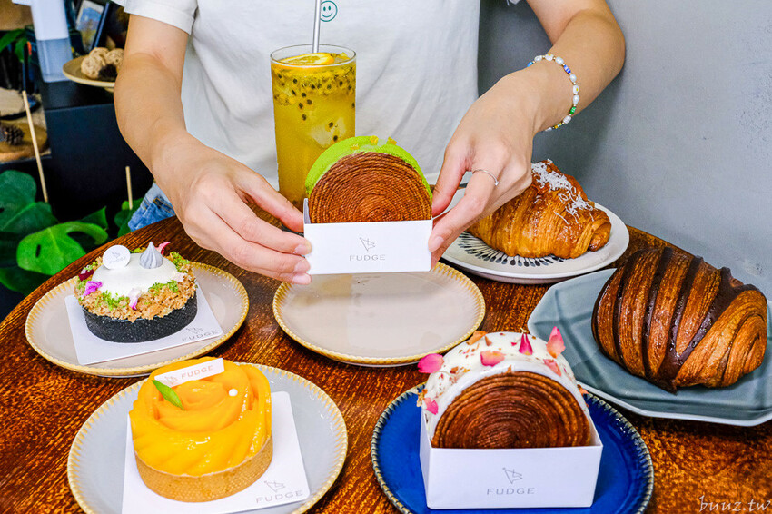 法奇甜點爆漿巧克力可頌，人氣法式甜點新推出奶油可頌好酥脆，抹茶、荔枝紐約捲好吃也好拍！